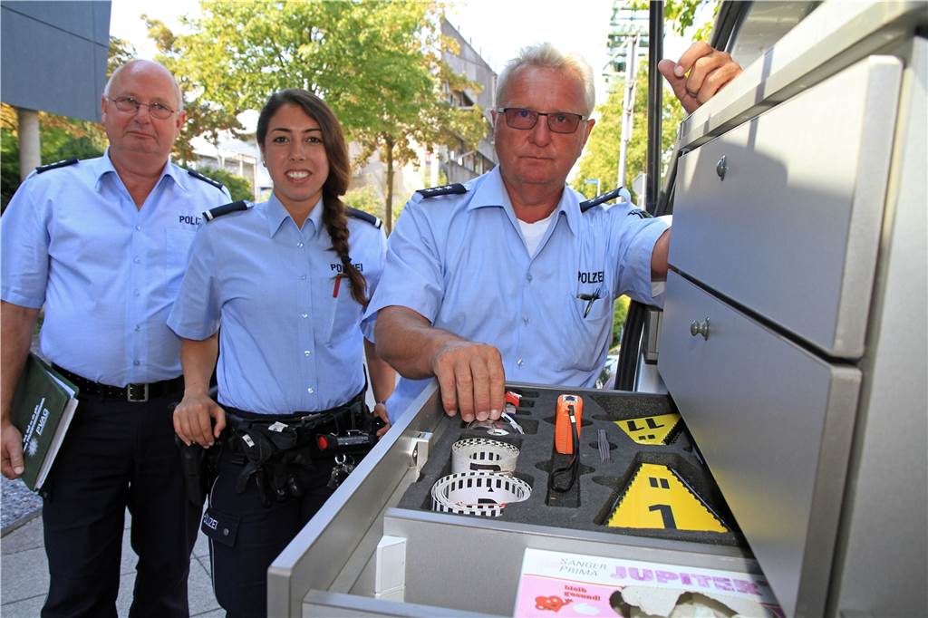 Schritt für Schritt: So rekonstruiert ein Ermittlungsteam der Polizei die Unfallursachen Zur Ermittlungsgruppe Verkehr gehören der Opferschutzbeauftragte Michael Grüning (56, v.l.), Sedin Kaya (28) und Michael Kamyczek (55). In dem Einsatzfahrzeug haben sie alles an Bord, was sie zur Beweissicherung brauchen.