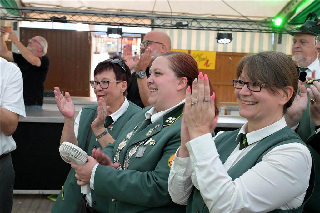Zur Eröffnung der Lünsche Mess 2023 hat Bürgermeister Jürgen Kleine-Frauns das Fass im Schützenzelt angestochen.