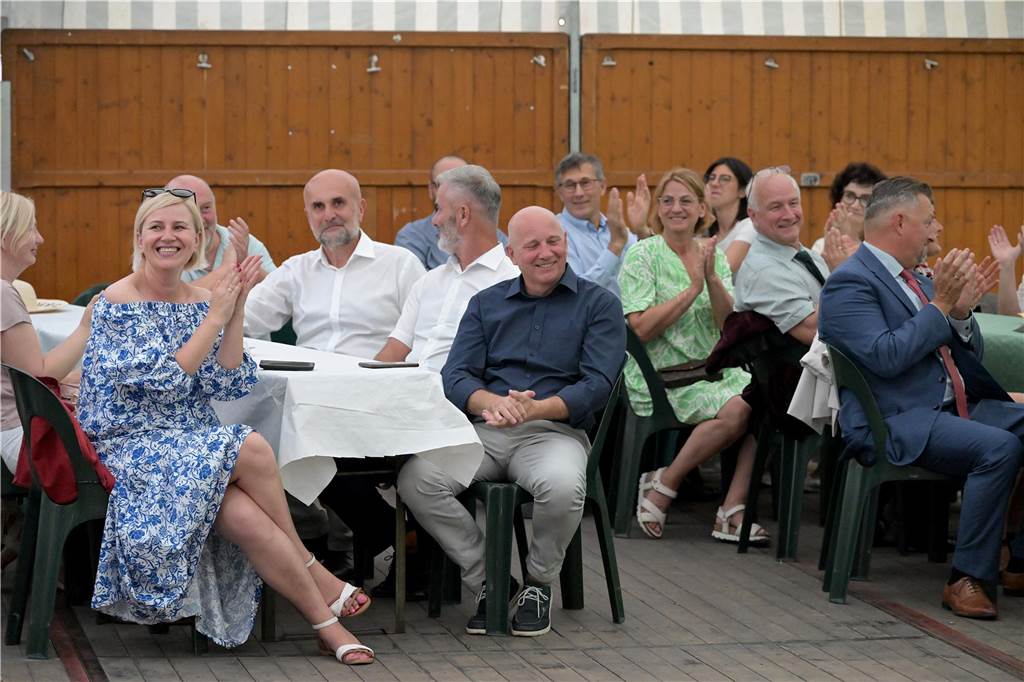Zur Eröffnung der Lünsche Mess 2023 hat Bürgermeister Jürgen Kleine-Frauns das Fass im Schützenzelt angestochen.