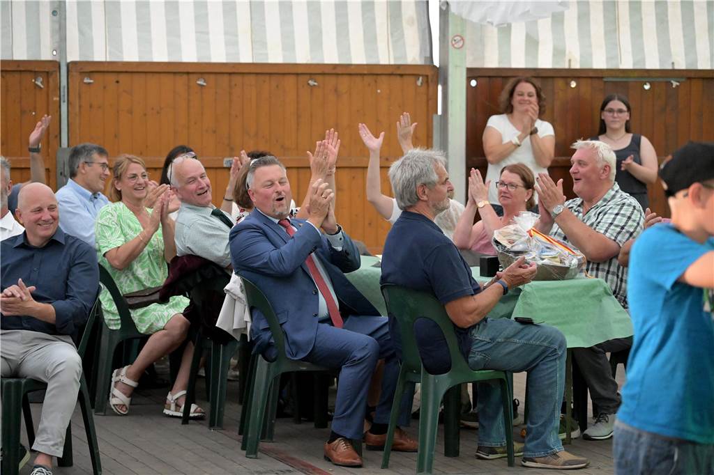 Zur Eröffnung der Lünsche Mess 2023 hat Bürgermeister Jürgen Kleine-Frauns das Fass im Schützenzelt angestochen.