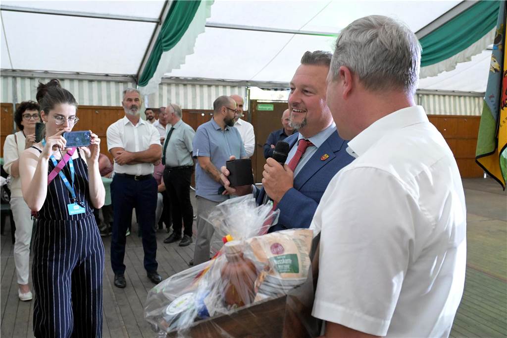 Zur Eröffnung der Lünsche Mess 2023 hat Bürgermeister Jürgen Kleine-Frauns das Fass im Schützenzelt angestochen.