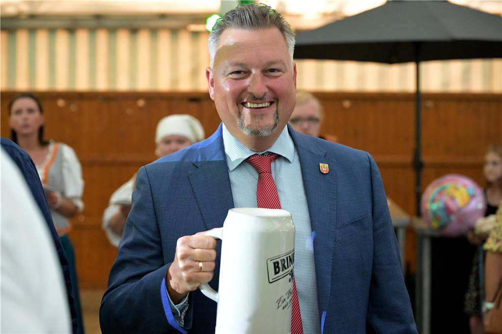 Zur Eröffnung der Lünsche Mess 2023 hat Bürgermeister Jürgen Kleine-Frauns das Fass im Schützenzelt angestochen.