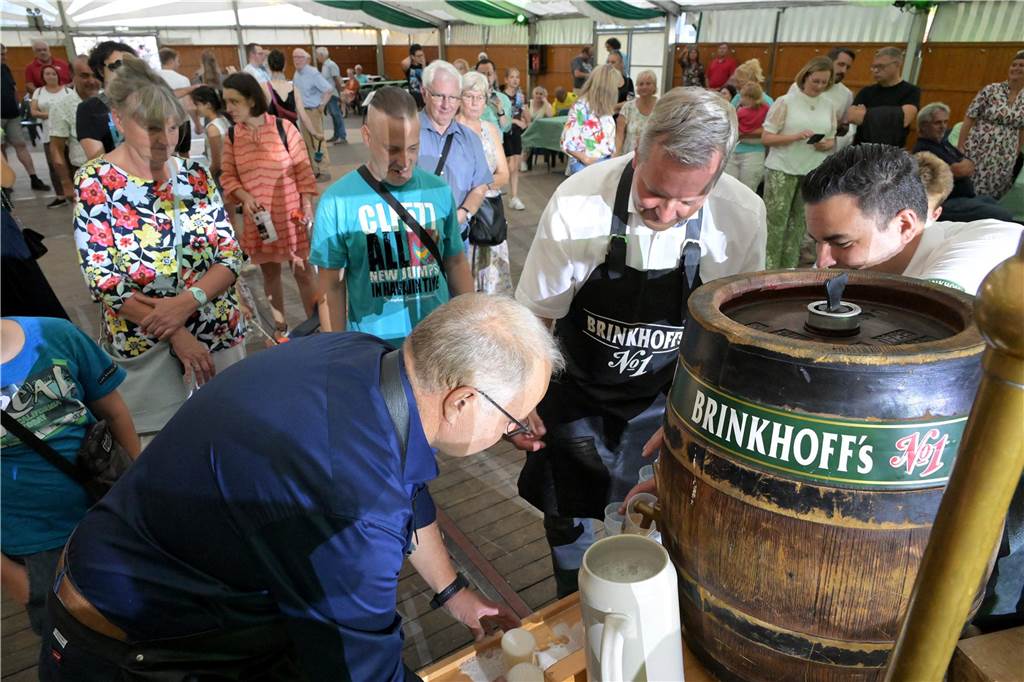 Zur Eröffnung der Lünsche Mess 2023 hat Bürgermeister Jürgen Kleine-Frauns das Fass im Schützenzelt angestochen.