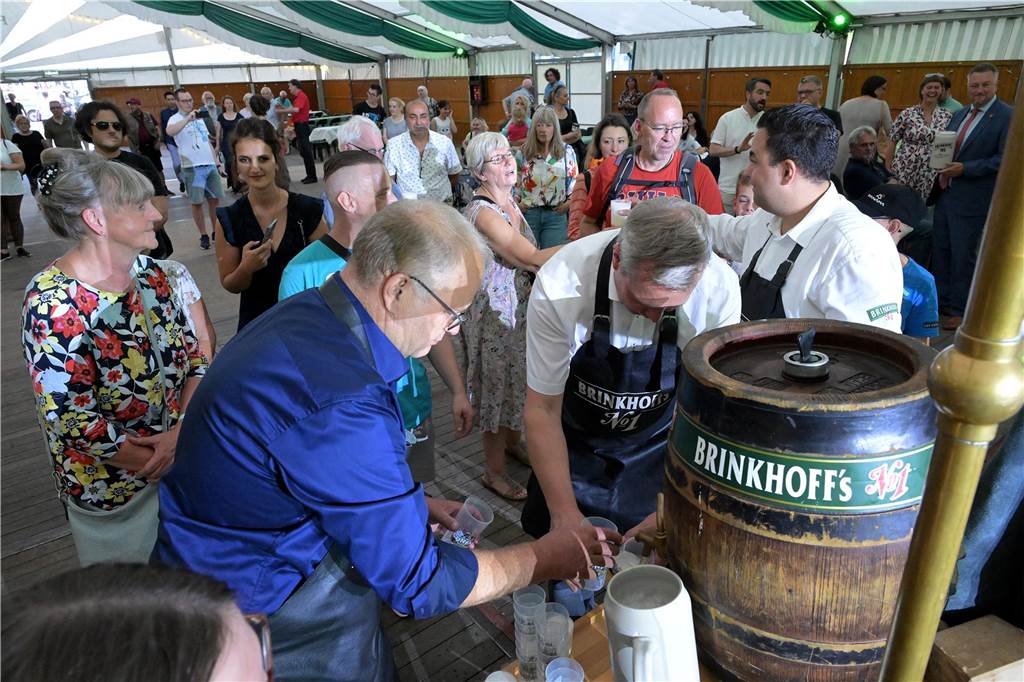 Zur Eröffnung der Lünsche Mess 2023 hat Bürgermeister Jürgen Kleine-Frauns das Fass im Schützenzelt angestochen.