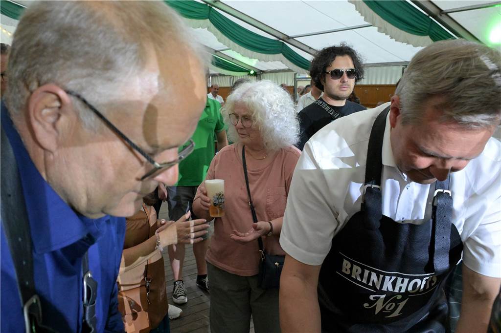 Zur Eröffnung der Lünsche Mess 2023 hat Bürgermeister Jürgen Kleine-Frauns das Fass im Schützenzelt angestochen.