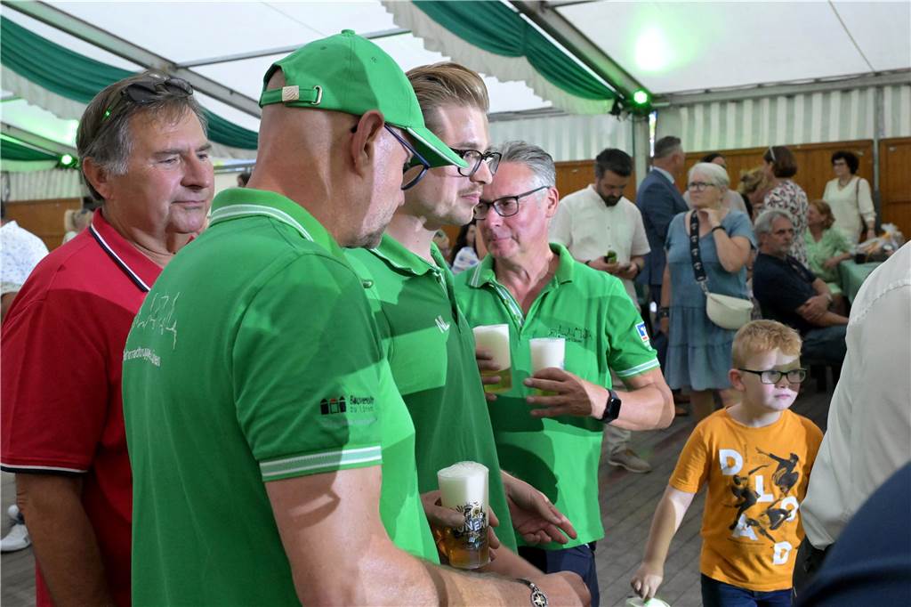Zur Eröffnung der Lünsche Mess 2023 hat Bürgermeister Jürgen Kleine-Frauns das Fass im Schützenzelt angestochen.