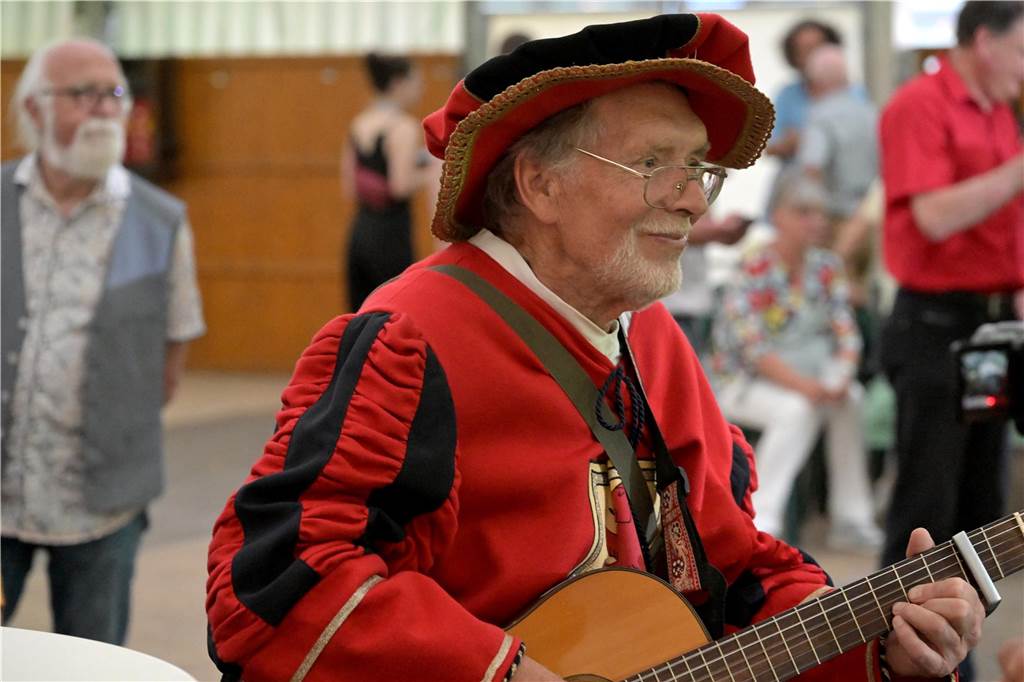 Zur Eröffnung der Lünsche Mess 2023 hat Bürgermeister Jürgen Kleine-Frauns das Fass im Schützenzelt angestochen.