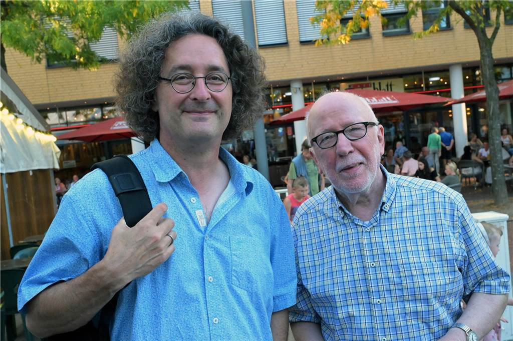 Zur Eröffnung der Lünsche Mess 2023 hat Bürgermeister Jürgen Kleine-Frauns das Fass im Schützenzelt angestochen.