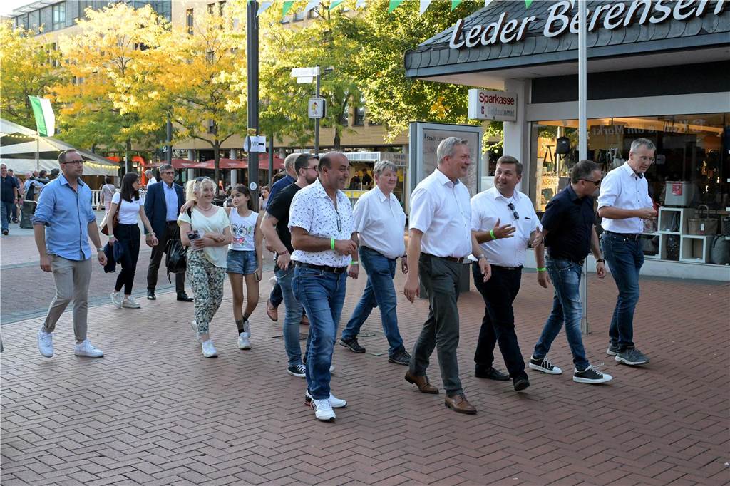 Zur Eröffnung der Lünsche Mess 2023 hat Bürgermeister Jürgen Kleine-Frauns das Fass im Schützenzelt angestochen.