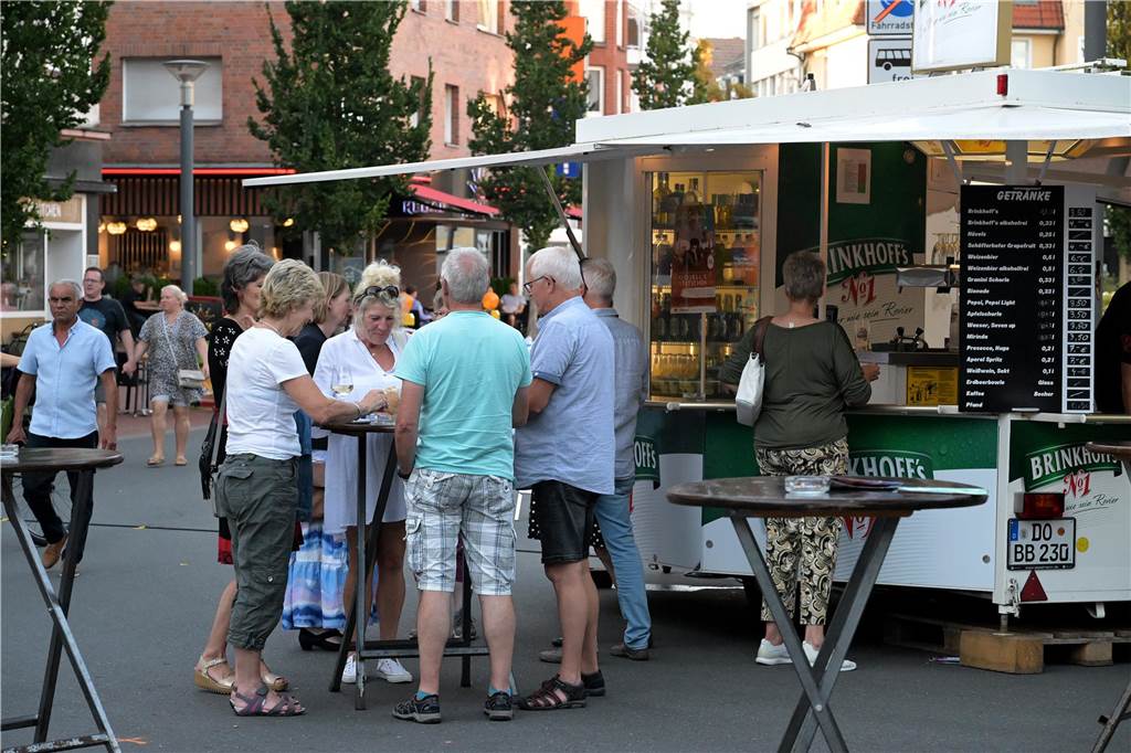 Zur Eröffnung der Lünsche Mess 2023 hat Bürgermeister Jürgen Kleine-Frauns das Fass im Schützenzelt angestochen.