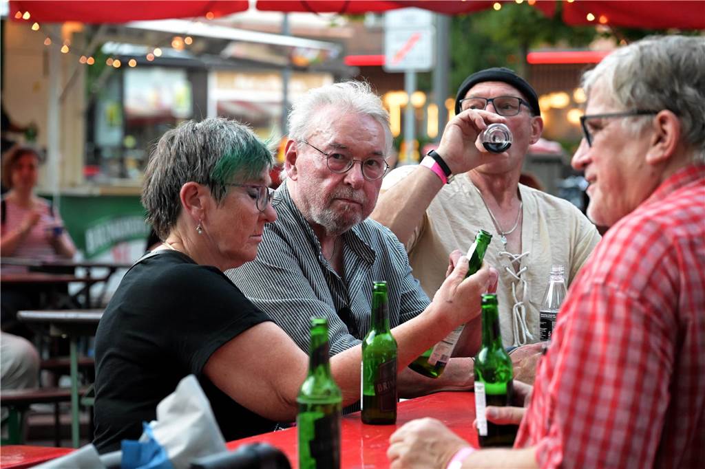 Zur Eröffnung der Lünsche Mess 2023 hat Bürgermeister Jürgen Kleine-Frauns das Fass im Schützenzelt angestochen.