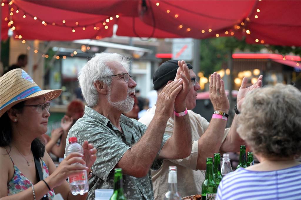 Zur Eröffnung der Lünsche Mess 2023 hat Bürgermeister Jürgen Kleine-Frauns das Fass im Schützenzelt angestochen.