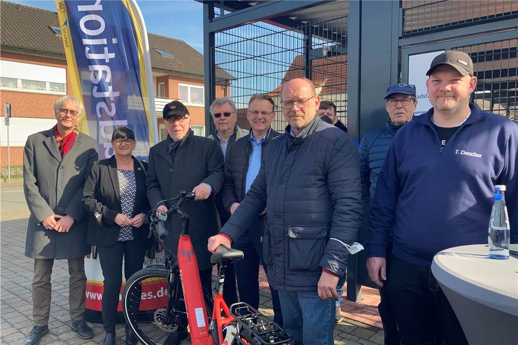 Radstation in Selm-Beifang eröffnet: E-Bike-Service, Parkhaus und Bäcker Zur Eröffnung der neuen Radstation am Bahnhof Selm Beifang am Mittwoch (16. 3.) kamen neben Awo Geschäftsführer Wolfram Kuschke (3. v. l.) auch Selms Bürgermeister Thomas Orlowski (SPD, m) und der örtlichen Landtagsabgeordnete Rainer Schmeltzer (SPD, 3. v. r.).