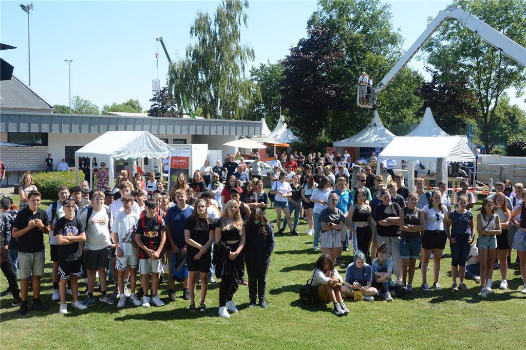 Ausprobieren und persönliche Kontakte knüpfen rund ums Jugendhaus Pool Zur Eröffnung des Ausbildungscampus hatten sich die Schülerinnen und Schüler der Paulus van Husen-Schule vor der Bühne versammelt.