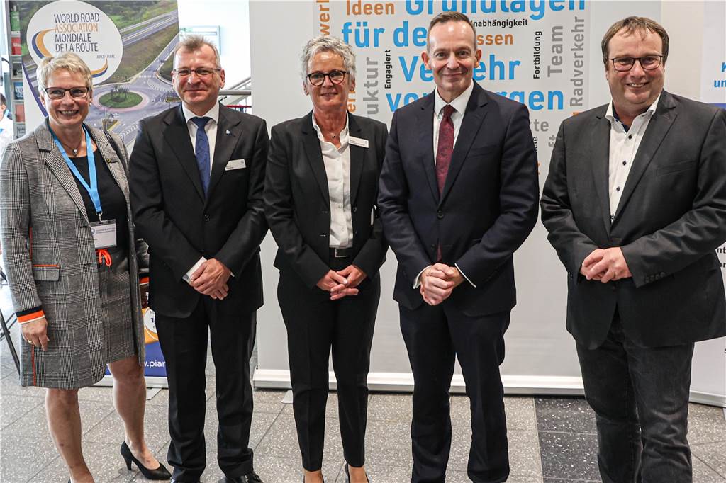 Minister Wissing in Dortmund zum Straßenbau: „Müssen schneller werden“ Zur Eröffnung des Deutschen Straßen- und Verkehrskongresses in Dortmund begrüßten Elfriede Sauerwein-Braksiek (Mitte) und Michael Rohleder (2.v.l.) von der Forschungsgesellschaft für Straßen- und Verkehrswesen (FGSV) sowie Bürgermeisterin Ute Mais (l.) den Bundesverkehrsminister Volker Wissing (2.v.r.) und seinen nordrhein-westfälischen Amtskollegen Oliver Krischer (r.) in der Westfalenhalle.