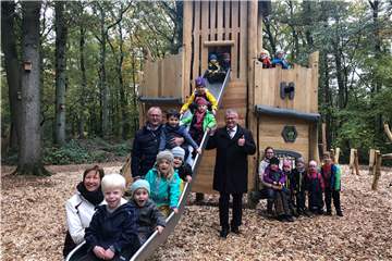 Zur Eröffnung des neugestalteten Naturerlebnisgeländes unterzogen die Kinder des Waldwurm-Kindergartens die neuen Spielgeräte einem ersten Härtetest.