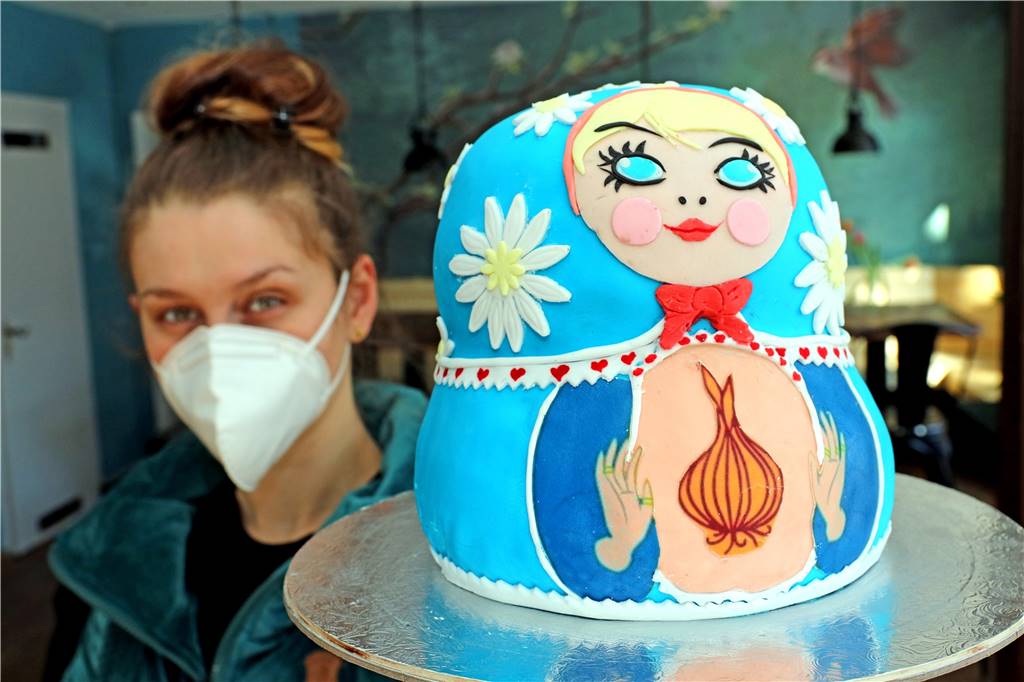 Im Kreuzviertel gibt’s jetzt Spezialitäten „aus der guten alten Sowjetunion“ Zur Eröffnung des Restaurant-Cafés gab es eine ganz spezielle Torte in Form einer Babuschka. Selbstgemacht, versteht sich.