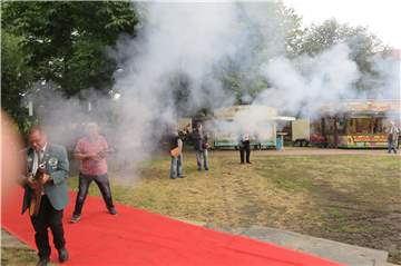 Zur Eröffnung des Schützenfestes am Mühlenteich gehörte auch das Schießen der Böllerschützen der St. Ewaldi-Schützengesellschaft Duisburg. Am Abend begann der Thronball des amtierenden Königspaares Christian Hötting und Christiane Paus. Eine Stunde vor Mitternacht erlebten die Besucher ein Feuerwerk mit.
