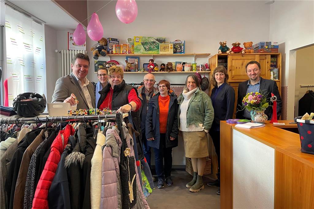 Vermieter der „Schatztruhe“: Lieber weniger Miete als Leerstand Zur Eröffnung des Second-Hand-Ladens von Linda Kleist und Heike Neumann gratulierten Mitte Februar Bürgermeister Rajko Kravanja, das Innenstadtmanagement und die Vermieter des Ladens.