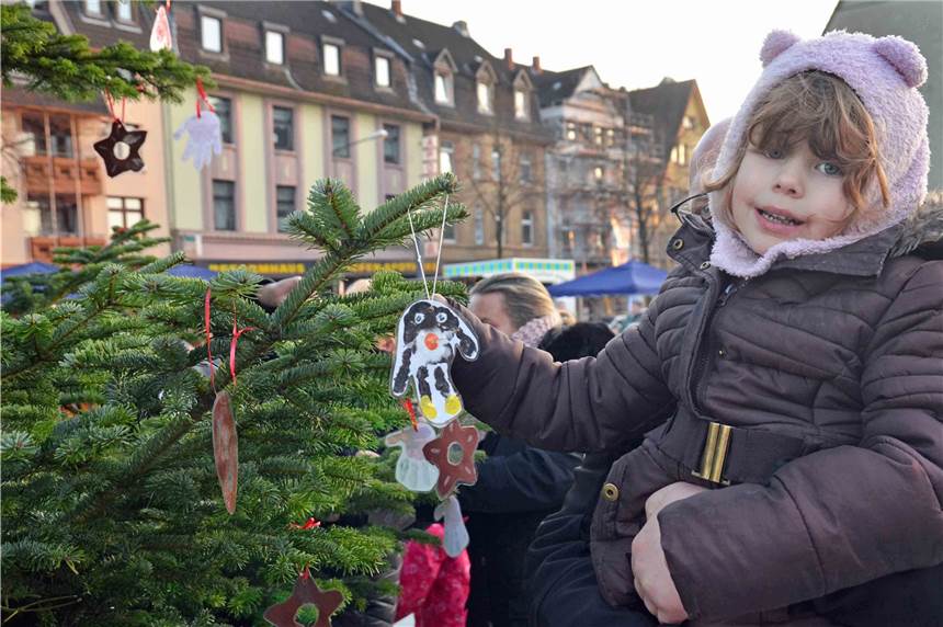 Dritter Adventsmarkt in Lünen-Süd: Rekordbeteiligung und attraktives Angebot Zur Eröffnung des Süder Adventsmarktes schmückten Kita-Kinder einen Tannenbaum auf dem Bürgerplatz mit selbstgebastelten Elementen. Unterstützt wurde die Veranstaltung von der Stadt Lünen, den Stadtwerken, der Sparkasse an der Lippe, Bäckerei Kanne und der Firma Taxus.