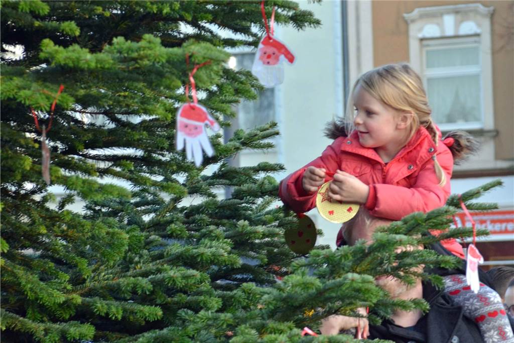 Dritter Adventsmarkt in Lünen-Süd: Rekordbeteiligung und attraktives Angebot Zur Eröffnung des Süder Adventsmarktes schmückten Kita-Kinder einen Tannenbaum auf dem Bürgerplatz mit selbstgebastelten Elementen. Unterstützt wurde die Veranstaltung von der Stadt Lünen, den Stadtwerken, der Sparkasse an der Lippe, Bäckerei Kanne und der Firma Taxus.