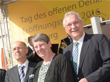 Zur Eröffnung des Tages des offenen Denkmals kamen (l-r) Jörg Haspel, Vorsitzender des Stiftungsrats der Deutschen Stifrung Denkmalschutz, Bundesbauministerin Barbara Hendricks (SPD) und der bayerische Innenminister Joachim Herrmann (CSU) nach Augsburg. Foto: Stefan Puchner
