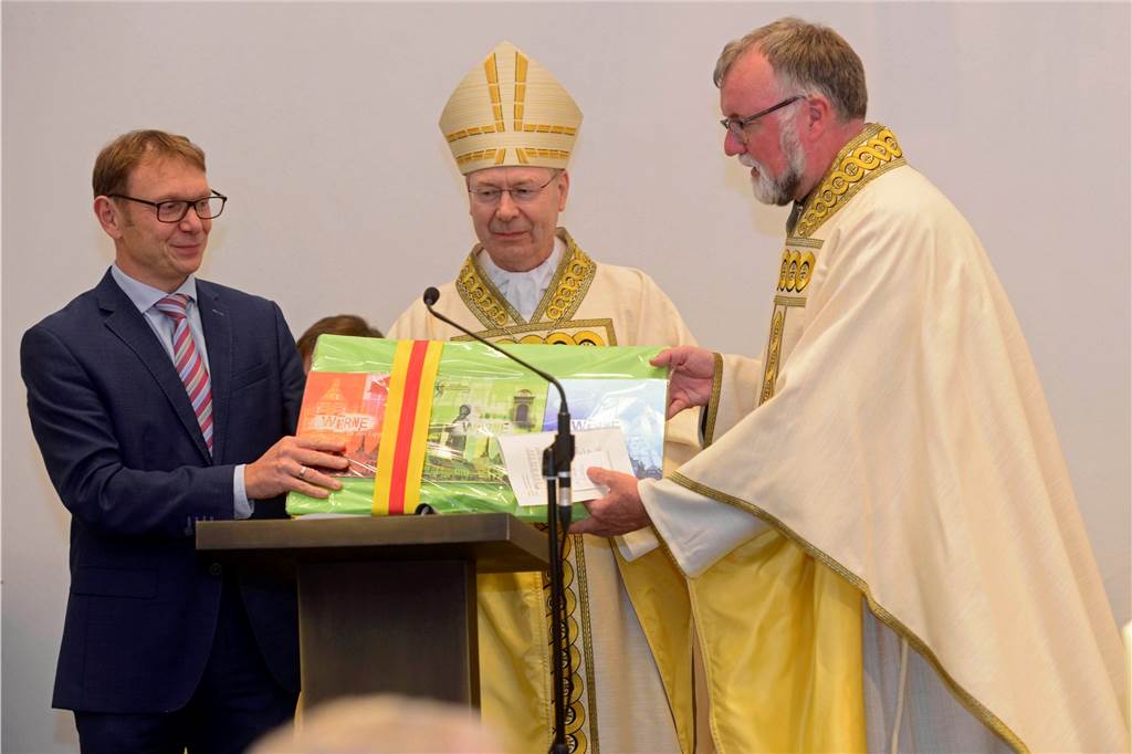 St. Konrad Werne hat nun ein „wunderbar gelungenes“ Zuhause Zur Eröffnung gratulierte Bürgermeister Lothar Christ und überreichte ein Geschenk an Weihbischof Dr. Stefan Zekorn (M.) und Pfarrdechant Jürgen Schäfer.