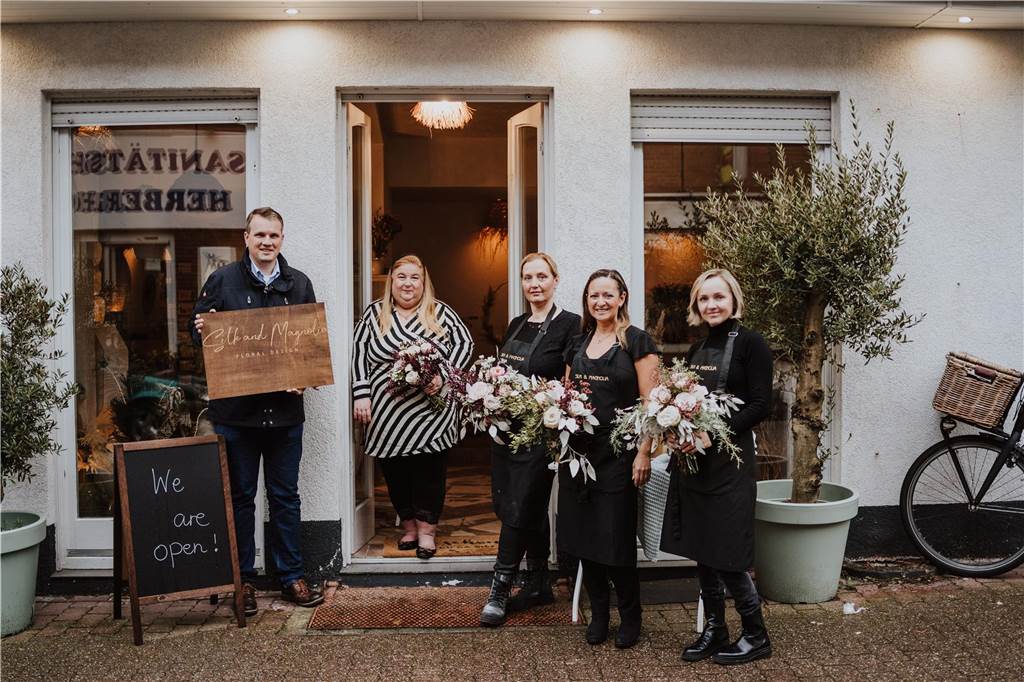 „Silk and Magnolia“ ist umgezogen: Event-Location mit Blumen und Deko Zur Eröffnung ließ sich sogar der Bürgermeister bei Silke Bauroth und ihrem Team an der Ursulastraße sehen.