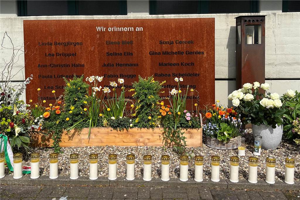 Die Gedenktafel mit den Namen der Absturzopfer erinnert an die Flugzeugkatastrophe im März 2015.