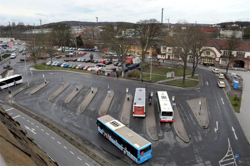 Busbahnhof gesperrt: Wo die Busse halten werden Zur Großbaustelle wird der komplette Bereich zwischen Margot-Röttger-Rath-Straße und dem Zugang zum Bahnhofsportal, wenn am 4. April die Neugestaltung des Busbahnhofs und der dahinterliegenden Parkplätze beginnt.