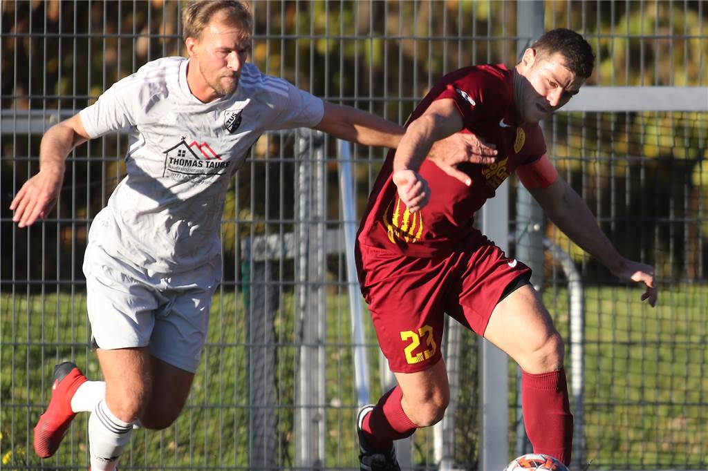 Last-Minute-Sieg der Löwen gegen TuS Körne: Bezirksliga-Spiele mit Dortmunder Beteiligung Zur Halbzeit führten die Spieler von TuS Körne (weiße Trikots) sogar noch gegen den Favoriten.