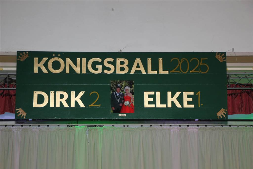 Im Bürgerhaus Brambauer hängt eine Tafel des Schützenvereins Brambauer mit der Aufschrift: Königsball 2025, Dirk 2., Elke 1.