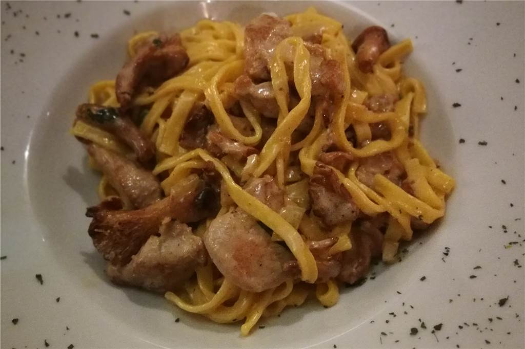 Bei Michele gibt es gutes Essen und familiäre Atmosphäre mit Wiedererkennungswert Zur Hauptspeise gab es Bandnudeln mit Schweinefilet.