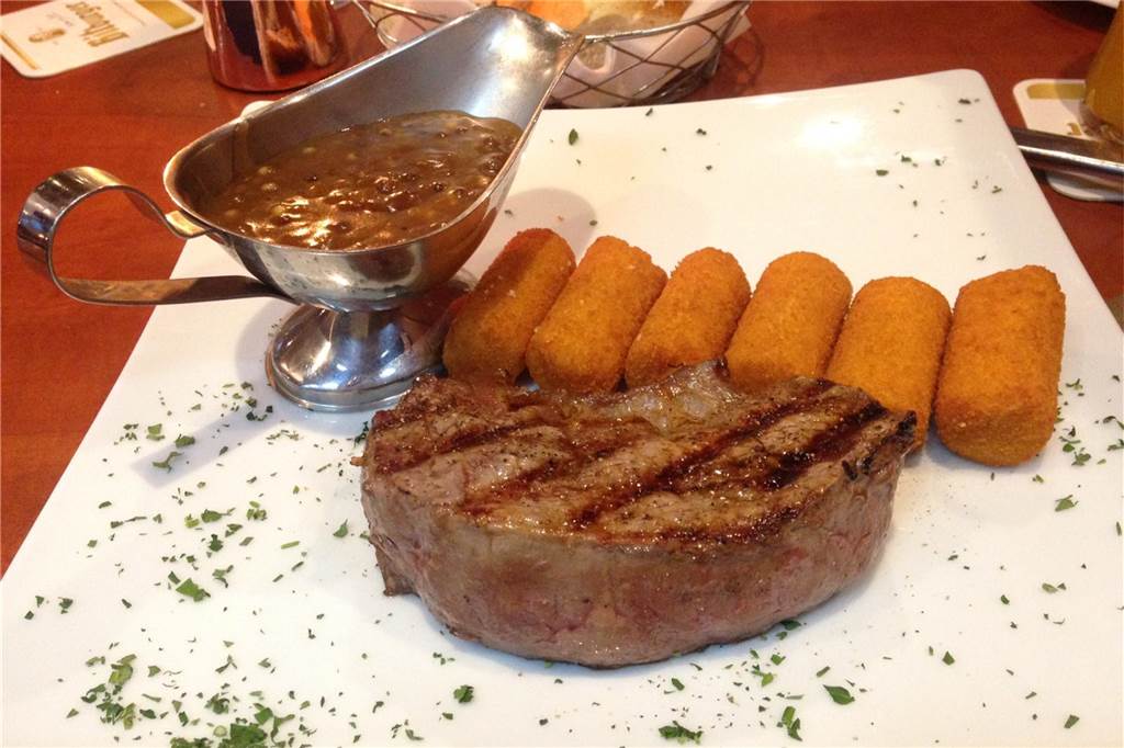 Im Tanzpalast Mythos kann zu fairen Preisen üppig gespeist werden Zur Hauptspeise gab es im Mythos ein Rumpsteak mit Kroketten und Pfeffersoße.
