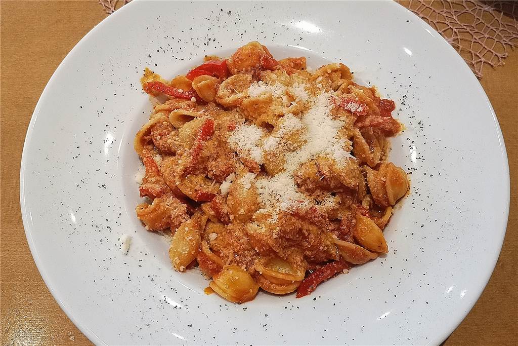 Im Il Caffé begrüßt der Chef seine Gäste selbst Zur Hauptspeise gab es Nudeln mit Thunfisch in einer Tomaten-Paprikasoße.