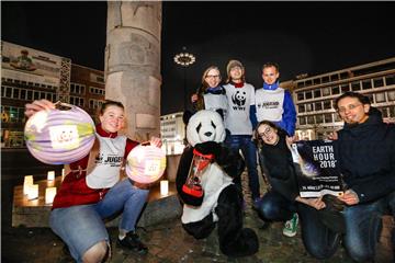 Zur jährlichen WWF Earth Hour, die ein Zeichen für den Klimaschutz setzen und Menschen zu einer nachhaltigen Lebensführung anregen soll, schaltete die Stadt Dortmund am Samstag unter anderem am U und auf dem Friedensplatz die Beleuchtung ab.