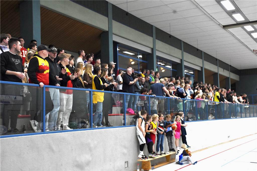 LippeBaskets vor Pflichtaufgabe gegen Citybasket Recklinghausen II Zuschauer in der Ballspielhalle.