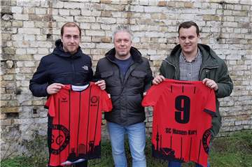 Zur Jubiläumsfeier hat der Verein besondere Trikots anfertigen lassen. Diese präsentierten (v.l.) Jugendleiter Patrick Lechtermann, Markus Uhlig von der Firma Ballsportdirekt aus Hamm und Geschäftsführer Timo Lammert.