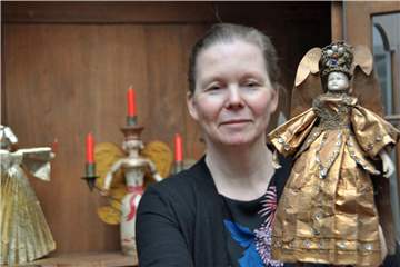 Zur kleinen Weihnachtsausstellung im Museum gehört auch ein Engel mit Wachskopf und metallischem Gewand. Museumsleiterin Dr. Katja Stromberg zeigt Gegenstände, die aus dem Alltag der Lünerinnen und Lüner stammen. Sie sind kulturgeschichtlich interessant.