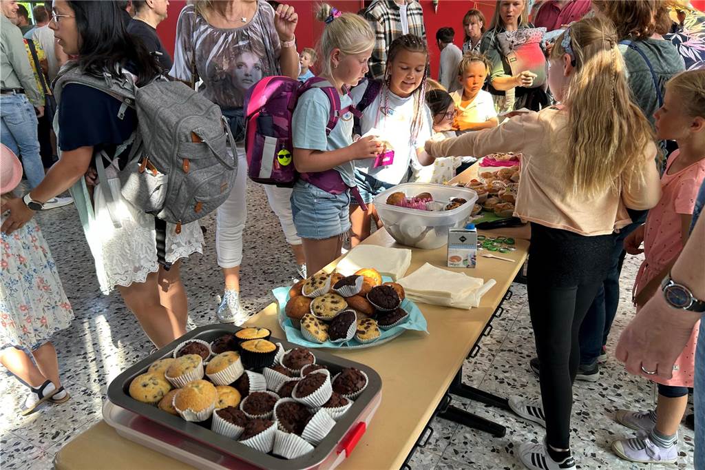 Tolles Wetter und gute Laune zur Einschulung in Henrichenburg Zur kulinarischen Versorgung haben engagierte Eltern Kaffee und selbstgebackene Muffins verkauft.