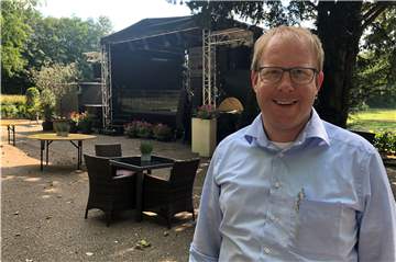 Zur Kulturterrasse hat Reinhard Nießing den Parkplatz von Schloss Raesfeld umgebaut. Donnerstags bis sonntags können sich Gäste in den Sommerferien auf Live-Musik und mehr freuen.