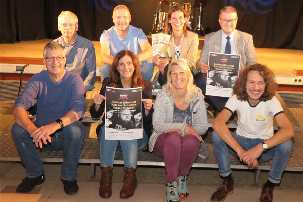 „The-Voice-of-Germany"-Gewinner kommt: Highlight-Konzert in Schermbeck Eddie Möllmann, Kerstin Niklas-Janas, Kristina Baf, Philipp Tenter, Marcell Oppenberg, Mike Rexforth, Sabrina Greiwe und Norbert Hohmann sitzen auf einer Bühne.