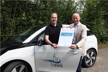 Zur Mobilität der Zukunft gehören zunehmend Elektro-Fahrzeuge, wie das der Gemeinde. Amtsleiter Norbert Lammers und Bürgermeister Franz-Josef Weilinghoff setzen auf bessere Vernetzung durch die Teilnahme am Zukunftsnetz Mobilität NRW.