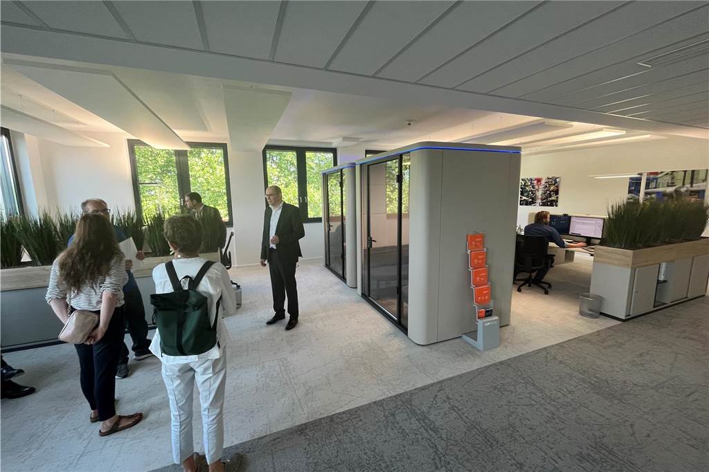 Firma aus dem Sauerland kommt wegen A45-Sperrung an die B1 Zur neuen Bürowelt, die VDM Metals im Westfalentower in Dortmund geschaffen hat, gehören auch schallisolierte Boxen, in denen man zum Beispiel ungestört und ohne andere zu stören an Telefonkonferenzen teilnehmen kann.