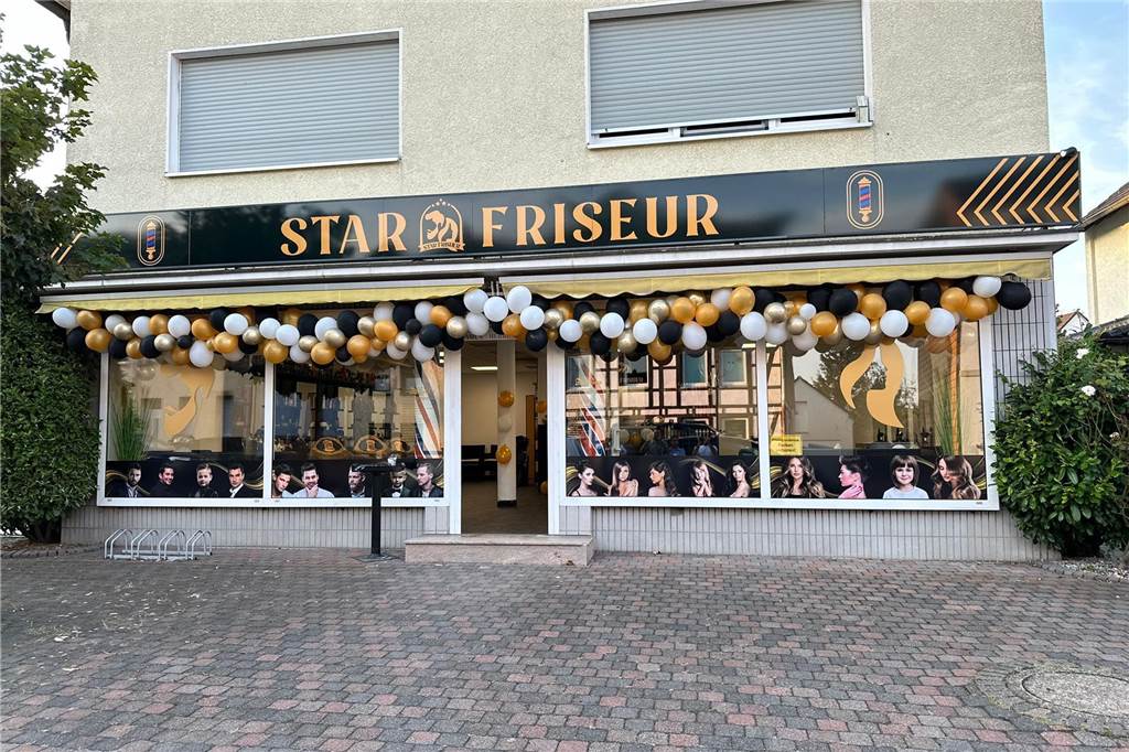 Friseursalon Star Friseur in Huckarde von Außen mit Luftballons zur Eröffnungsfeier geschmückt.