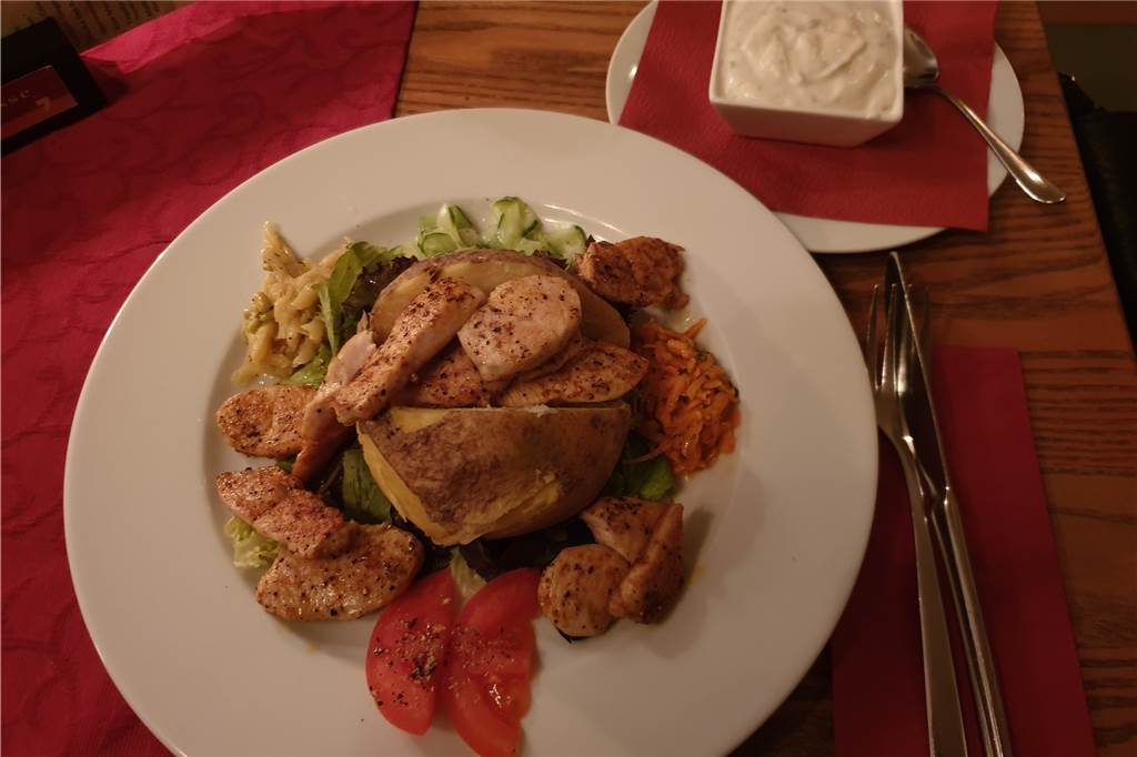 In der Kulisse gibt es Wohnzimmerflair mit Schnitzel erster Klasse Zur Ofenkartoffeln mit Hähnchenstreifen gibt es frische Sour Cream.