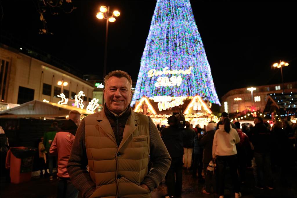 Zur offiziellen Eröffnung des Weihnachtsmarkts am Hansaplatz wurde der Baum das erste Mal erleuchtet. Viele Menschen kamen dafür nach Dortmund.