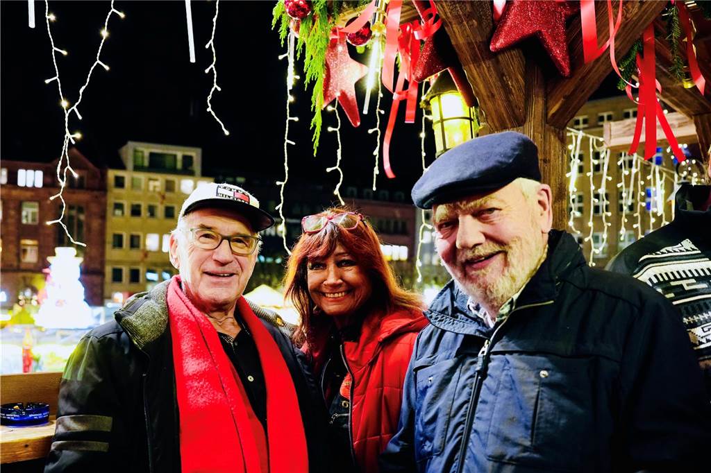 Zur offiziellen Eröffnung des Weihnachtsmarkts am Hansaplatz wurde der Baum das erste Mal erleuchtet. Viele Menschen kamen dafür nach Dortmund.