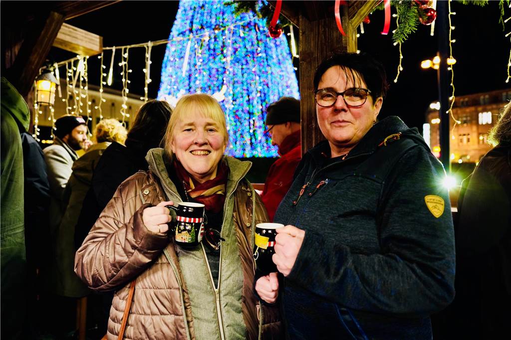 Zur offiziellen Eröffnung des Weihnachtsmarkts am Hansaplatz wurde der Baum das erste Mal erleuchtet. Viele Menschen kamen dafür nach Dortmund.