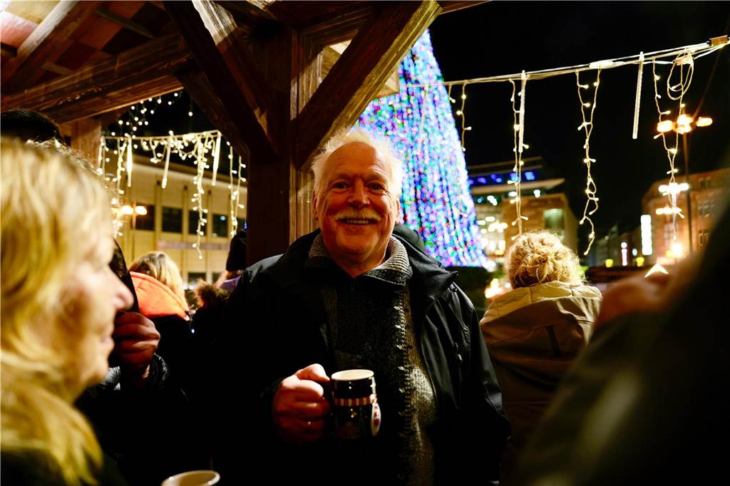 Zur offiziellen Eröffnung des Weihnachtsmarkts am Hansaplatz wurde der Baum das erste Mal erleuchtet. Viele Menschen kamen dafür nach Dortmund.